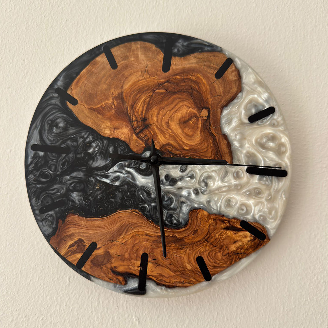 Vægur: Oliventræ og sort & hvid epoxy