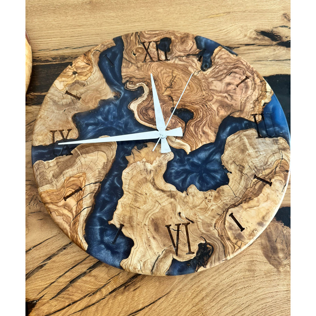 Vægur: Oliventræ og blå epoxy