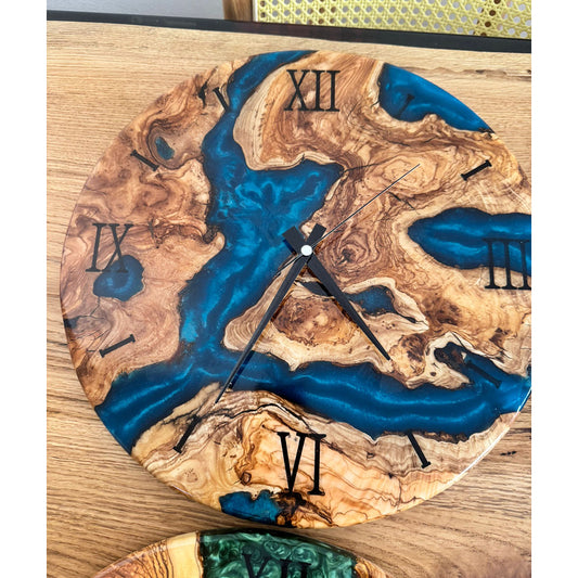 Vægur: Oliventræ og blå epoxy