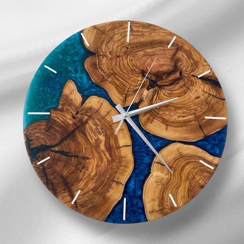 Vægur: Oliventræ og blå epoxy